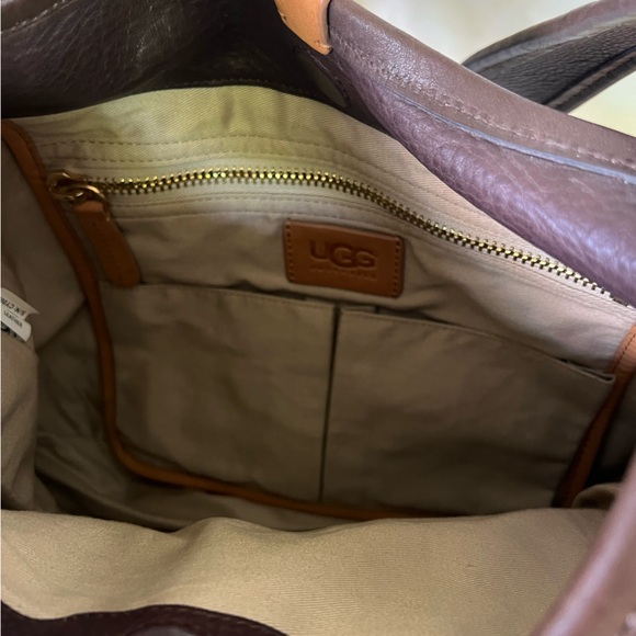 UGG AUSTRALIA | Classic Crossbody Bag - Picture 6 of 8